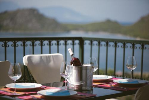 Hotelli välisilme, Ourdreamhouses Lake Hereou Loutraki in Limni Vouliagmenis