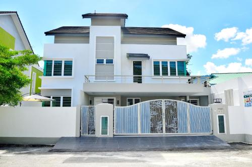 LUXURY SERVICE VILLA - PLUMERIA VILLA in Teluk Bahang