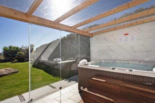 Villa Mila Piscina e Jacuzzi in Salir de Matos
