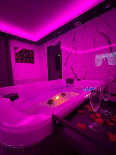 Łazienka, Suite cinéma et jacuzzi privé (Suite cinema et jacuzzi prive) in Melun