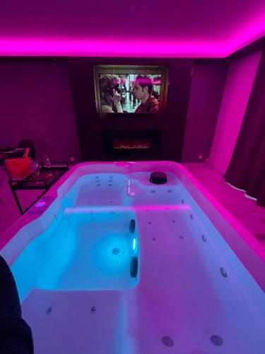Łazienka, Suite cinéma et jacuzzi privé (Suite cinema et jacuzzi prive) in Melun