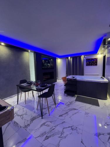 Suite cinéma et jacuzzi privé (Suite cinema et jacuzzi prive) in Melun