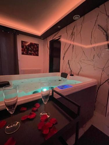 Suite cinéma et jacuzzi privé (Suite cinema et jacuzzi prive) in Melun