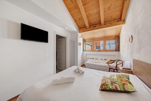1 double bed, 1 twin bed