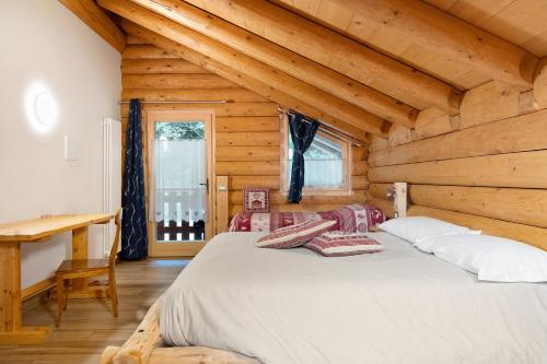 1 queen bed, 1 twin bed