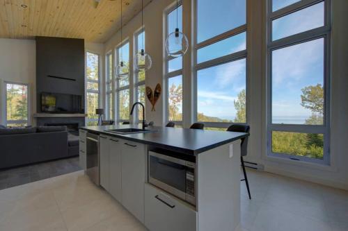 O Vitre Spa - Relax with St-Lawrence Views in Saint-Joseph-De-La-Rive (QC)