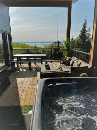 Chalet Le Select - Private Spa with River View in Les Éboulements (QC)