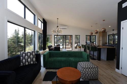 Chalet Le Select - Private Spa with River View in Les Éboulements (QC)