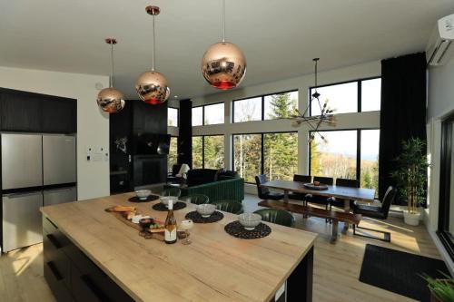 Chalet Le Select - Private Spa with River View in Les Éboulements (QC)