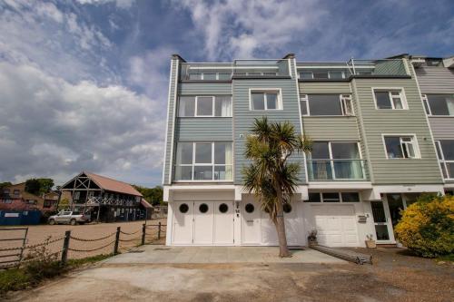 Harbour Lights, 4 Bed spacious water-side home, sensational views – khách sạn tại Brading