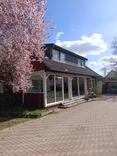 Helles Ferienhaus mit Kamin & idyllischen Garten