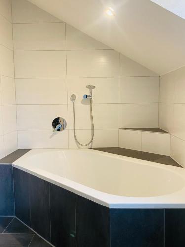 Bathroom, Blick Bergwinkel in Schluchtern