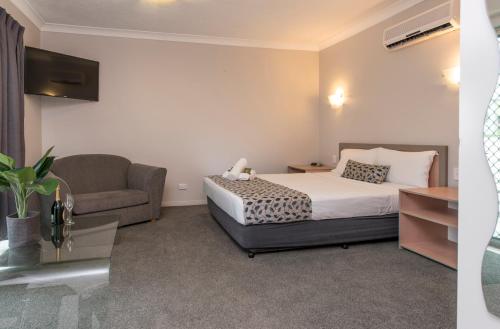 Pacific Coast Motel Located in Labrador, Pacific Coast Motel is a perfect starting point from which to explore Gold Coast. The property offers a wide range of amenities and perks to ensure you have a great time. Service-