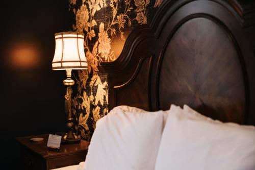 The Grand Lux Inn - image 5