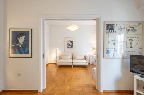 Elegant Art-Filled 80sqm Apartment in Kolonaki Steps from Syntagma - image 12