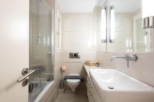 Elegant Art-Filled 80sqm Apartment in Kolonaki Steps from Syntagma - image 2