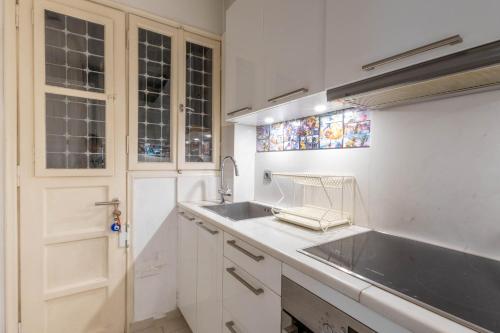Elegant Art-Filled 80sqm Apartment in Kolonaki Steps from Syntagma - image 7