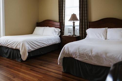 The Grand Lux Inn - image 8