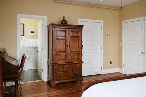 The Grand Lux Inn - image 6