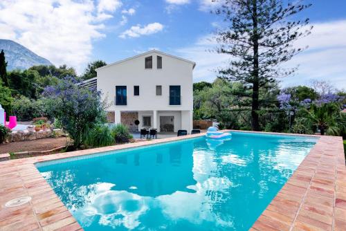 Exterior view, Araucaria in Altomira