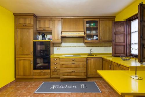 virtuve, La Trasmerana Holiday Home in Barrio de Arriba