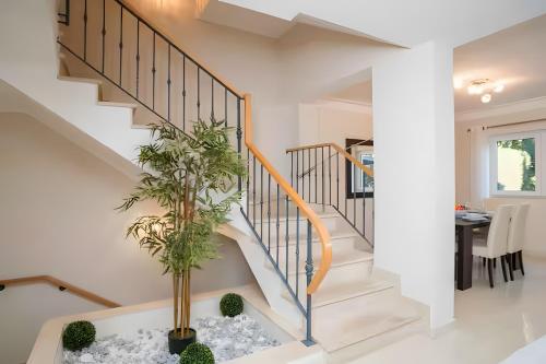 ทัศนียภาพภายนอกโรงแรม, Family 3br Townhouse w pool Terrace in เปนินา