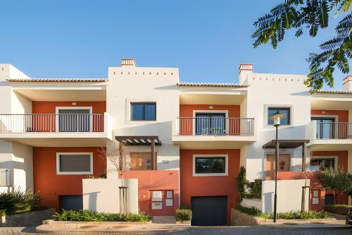 ทัศนียภาพภายนอกโรงแรม, Family 3br Townhouse w pool Terrace in เปนินา