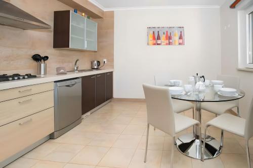 ทัศนียภาพภายนอกโรงแรม, Family 3br Townhouse w pool Terrace in เปนินา