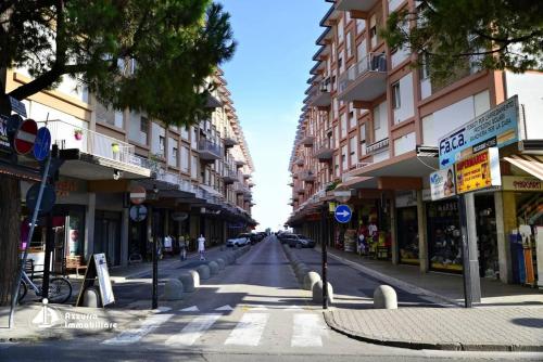 Shopping Center Apartments M05 - image 2