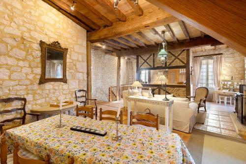 Viesnīcas āriene, Maison historique en pierre in Monsaguel