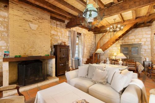 Viesnīcas āriene, Maison historique en pierre in Monsaguel