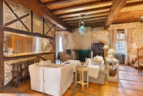 Viesnīcas āriene, Maison historique en pierre in Monsaguel