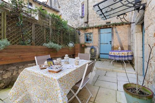 Viesnīcas āriene, Maison historique en pierre in Monsaguel