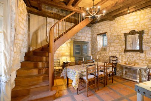 Viesnīcas āriene, Maison historique en pierre in Monsaguel