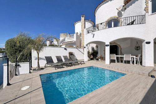 VALIRA 20D - Belle villa avec piscine et amarre