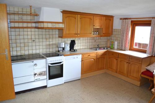 virtuve, Ferienhaus Obersäuling im Sommer (Ferienhaus Obersauling im Sommer) in Stumerberga