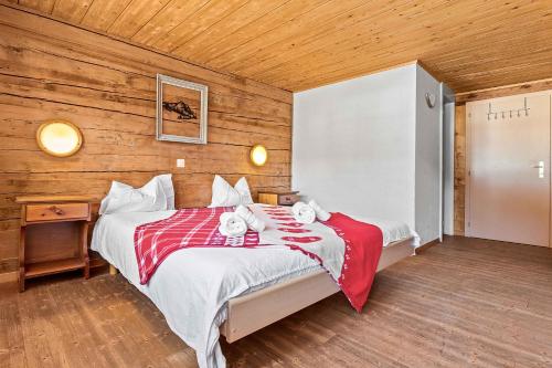 1 queen bed, 3 twin beds