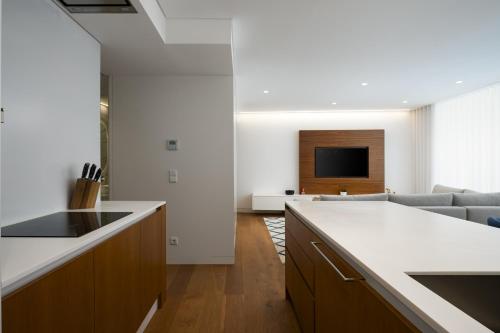 Lake 24 Luxury Apartment - By HD - image 3
