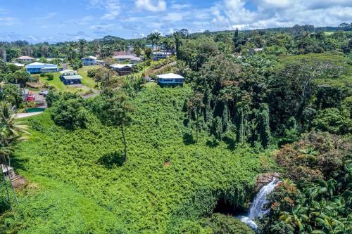 Akaka Falls 6BR Ocean View Retreat with Hot Tub in Honomu (HI)