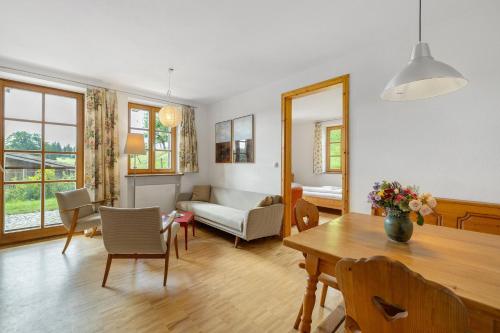 2 bedrooms, 5 beds