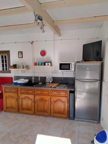 Kitchen, Maison avec jardin arbore in Rue de Rouen