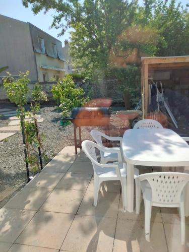 Exterior view, Maison avec jardin arbore in Rue de Rouen