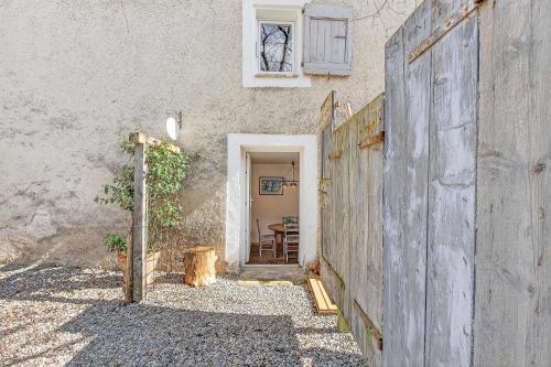Exterior view, Gite Le Vieux Fournil in Valbelle