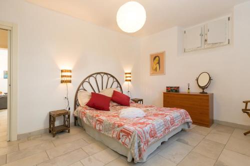 1 queen bed, 1 sofa bed