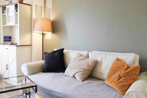 Bright 35m apartment with sunny balcony in Paris