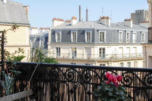 Bright 35m apartment with sunny balcony in Paris - image 7