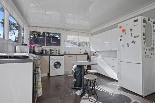 Kitchen, Domaine du Pin de la Legue in Le Bonfin