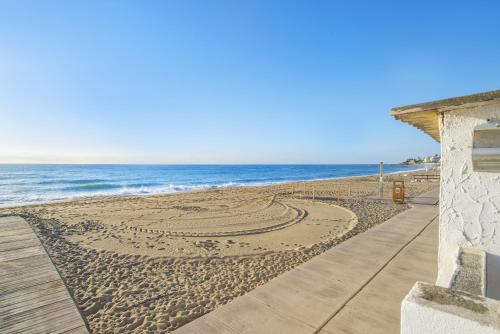 Penthouse studio with sea views - image 4