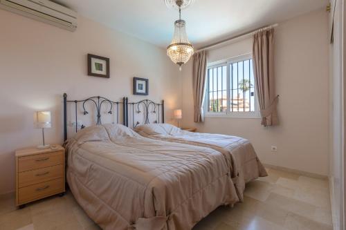 Super Villa priv heated pool 3bed - Tap to explore photos