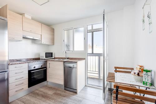 virtuve, 5 Minutes From Downtown Valencia in Benetusser